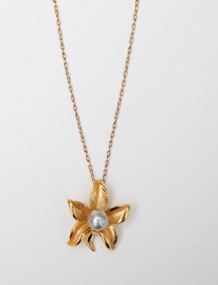 Silver Necklace with Pearl Flower Design