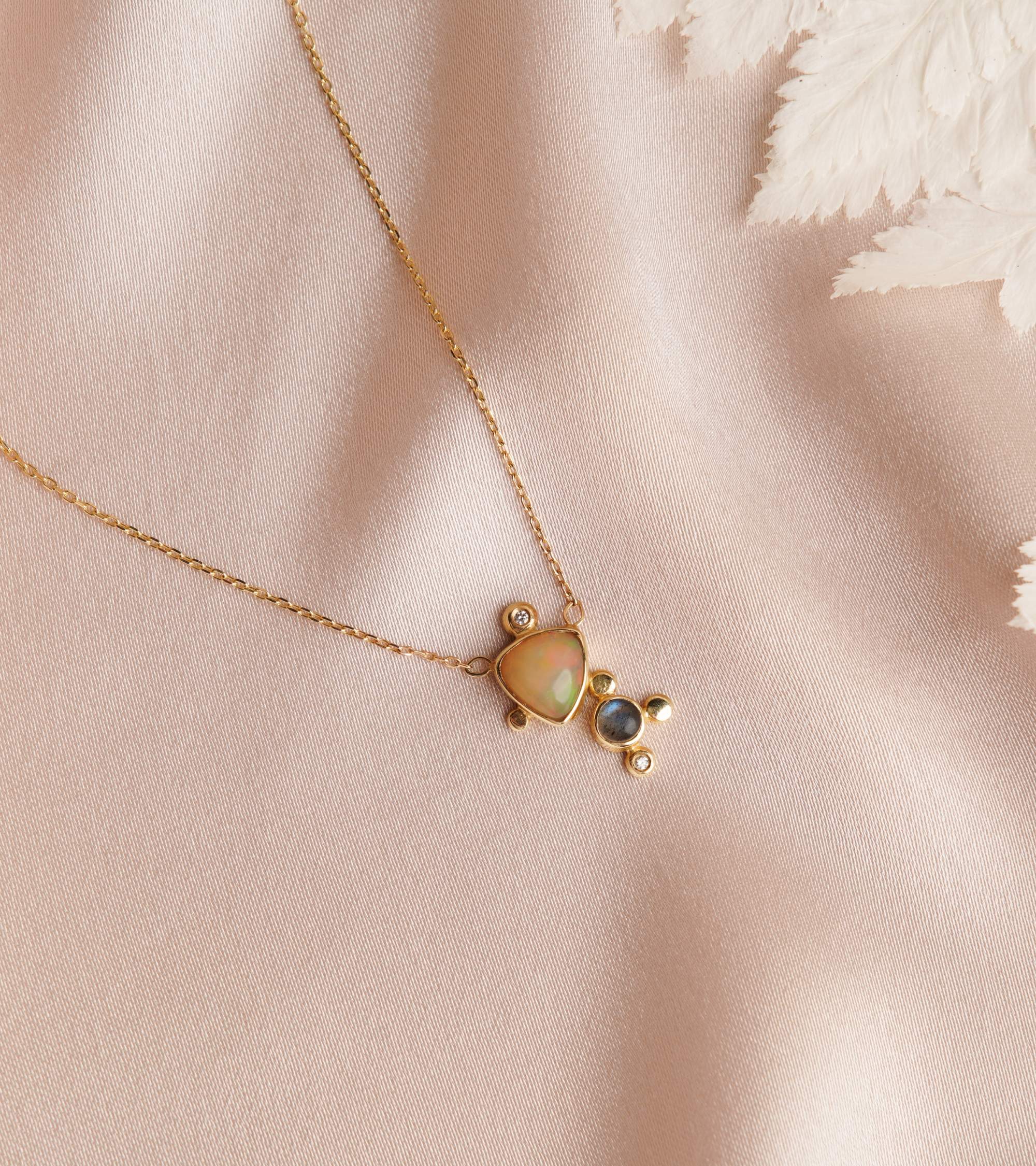 Opal ve Labradorit Taşlı, Pırlantalı 14K Altın Kolye